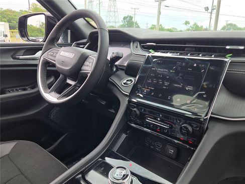 New 2025 Jeep Grand Cherokee Altitude image 8