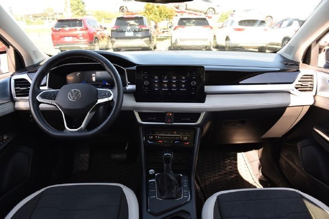 Used 2025 Volkswagen Taos SE w/ Panoramic Sunroof Package FWD image 7