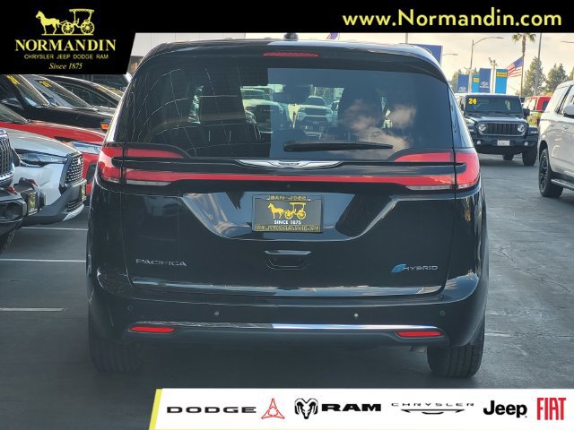 Used 2024 Chrysler Pacifica Limited FWD image 4