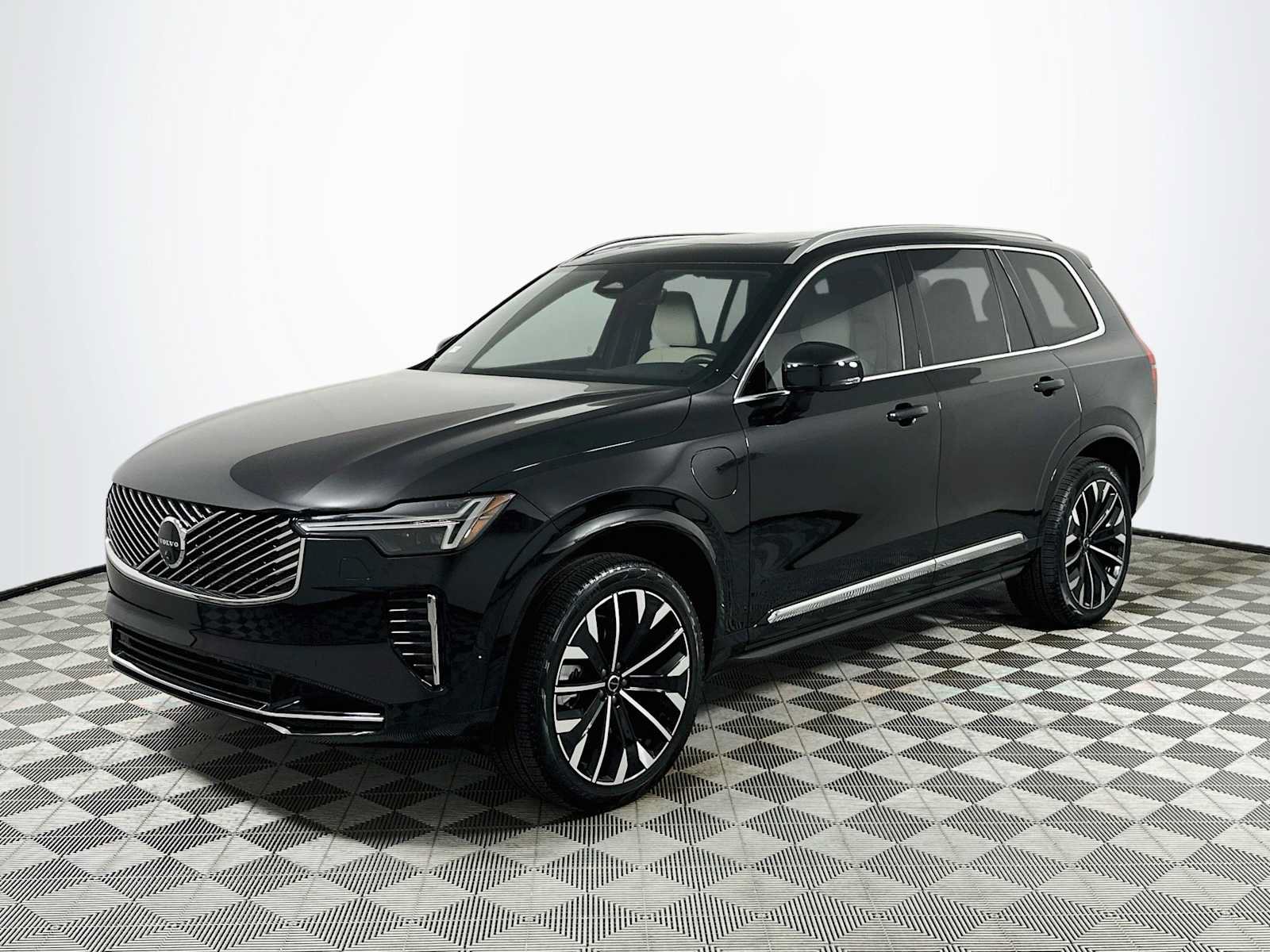 Used 2026 Volvo XC90 T8 Plus w/ Protection Package Premier AWD/4WD image 3