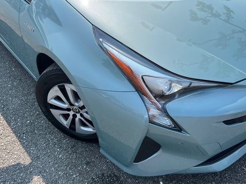 Used 2017 Toyota Prius Four FWD image 2