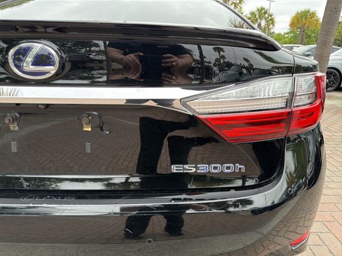 Used 2017 Lexus ES 300h w/ Luxury Package FWD image 38