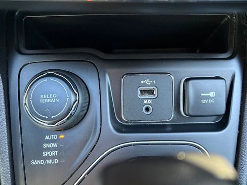 Used 2021 Jeep Cherokee Latitude Lux w/ Comfort/Convenience Group AWD/4WD image 19