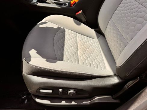 Used 2021 Chevrolet Equinox LS image 33