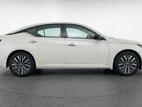 Used 2025 Nissan Altima 2.5 SV FWD image 11
