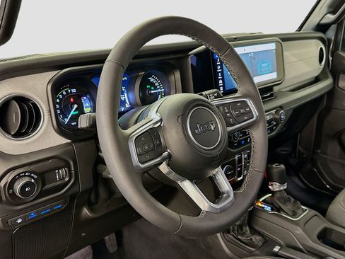 Used 2025 Jeep Wrangler Unlimited Sahara w/ Safety Group AWD/4WD image 18