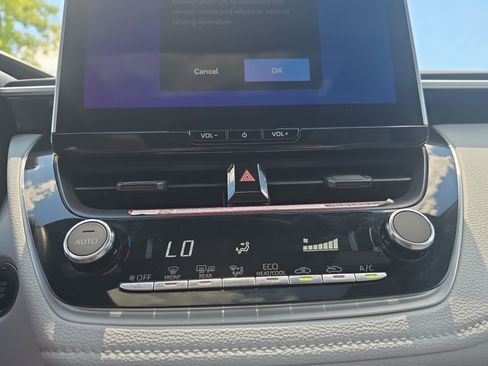 Certified 2025 Toyota Corolla SE w/ SE Premium Package FWD image 20