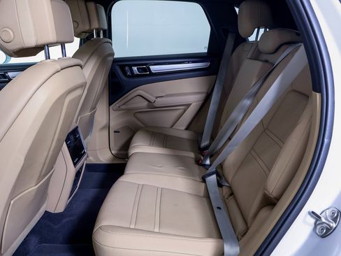 Certified 2023 Porsche Cayenne Platinum Edition image 9