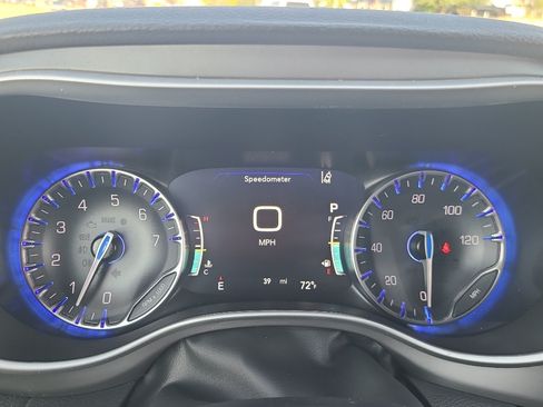 New 2027 Chrysler Pacifica Limited w/ Family Tech Group AWD/4WD image 32