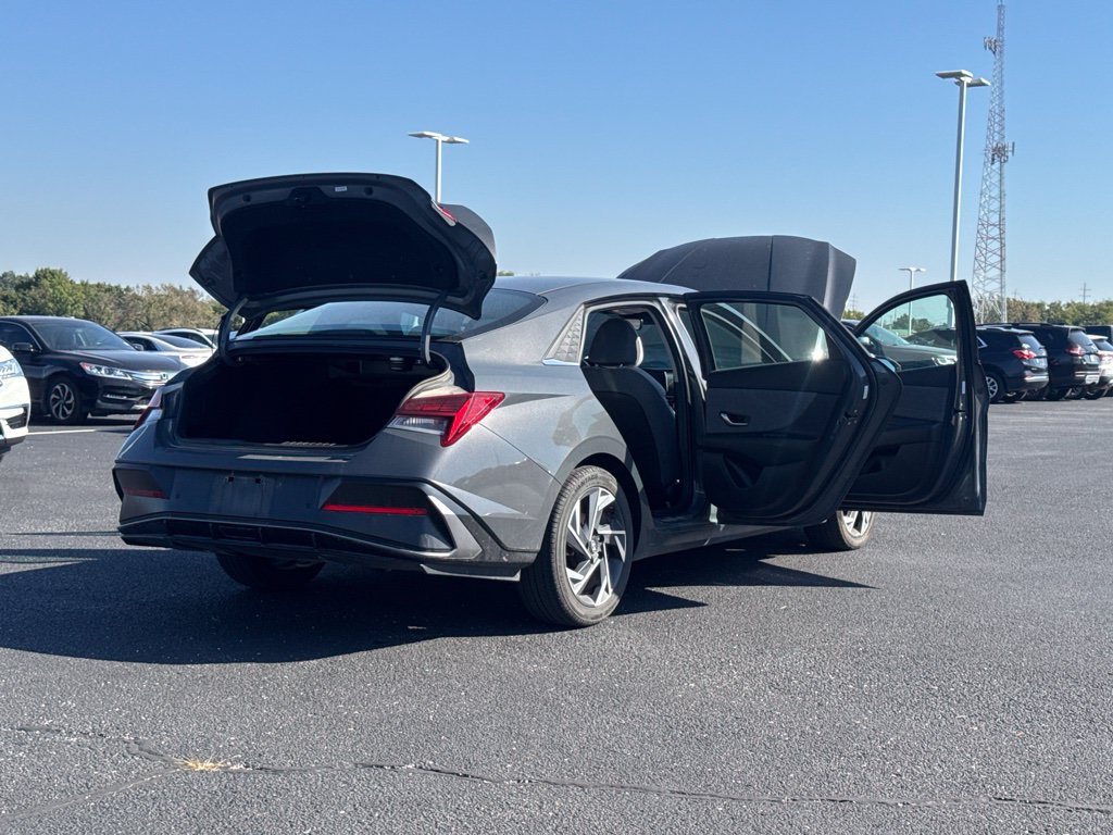 Used 2024 Hyundai Elantra Limited FWD image 12