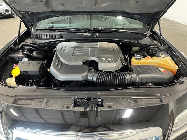 Used 2013 Chrysler 300 C RWD image 9