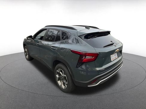 Used 2025 Chevrolet Trax LT w/ LT Convenience Package image 6