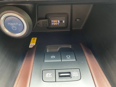 Used 2022 Toyota Venza XLE AWD/4WD image 23
