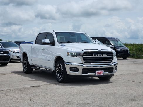 Used 2025 RAM 1500 Laramie AWD/4WD image 3