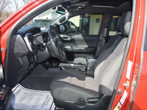 Used 2017 Toyota Tacoma TRD Sport image 16