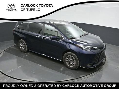 Used 2025 Toyota Sienna XLE image 35