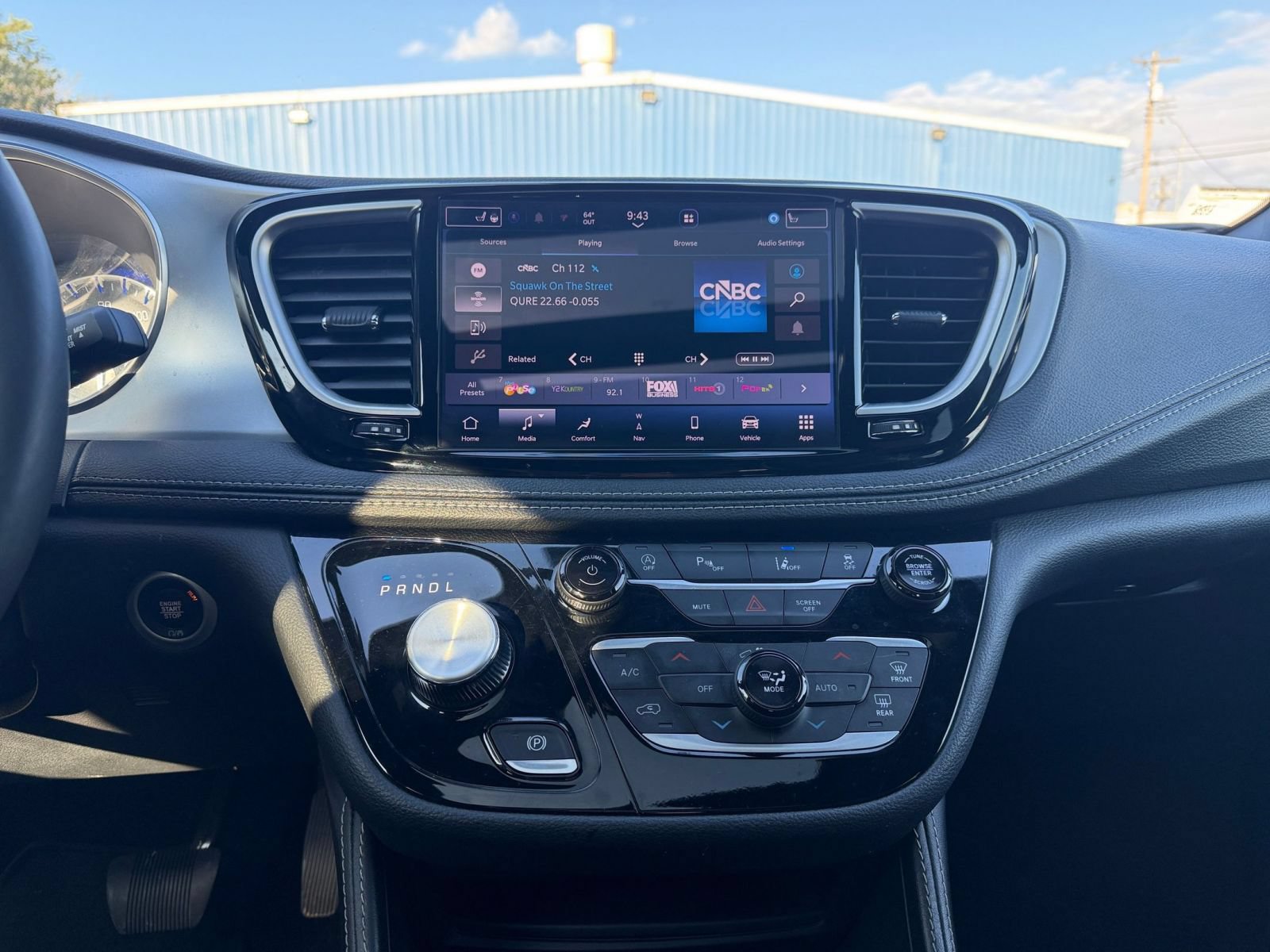 Used 2025 Chrysler Pacifica Limited FWD image 16