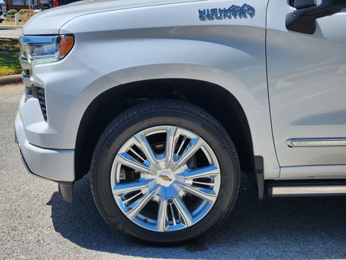 Used 2025 Chevrolet Silverado 1500 High Country AWD/4WD image 27