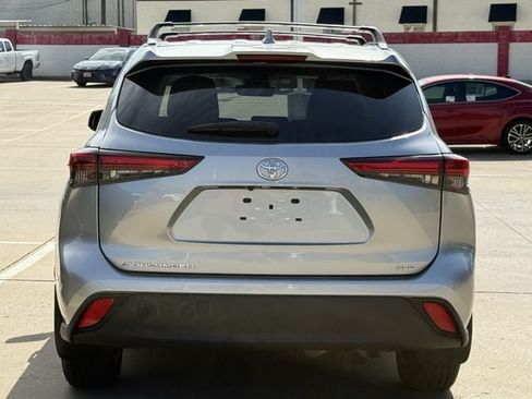 Used 2021 Toyota Highlander XLE FWD image 5