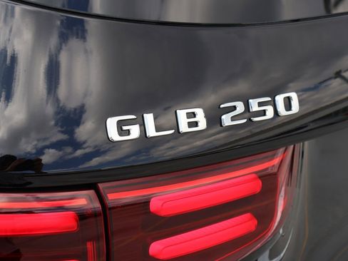 Used 2025 Mercedes-Benz GLB 250 4MATIC image 8