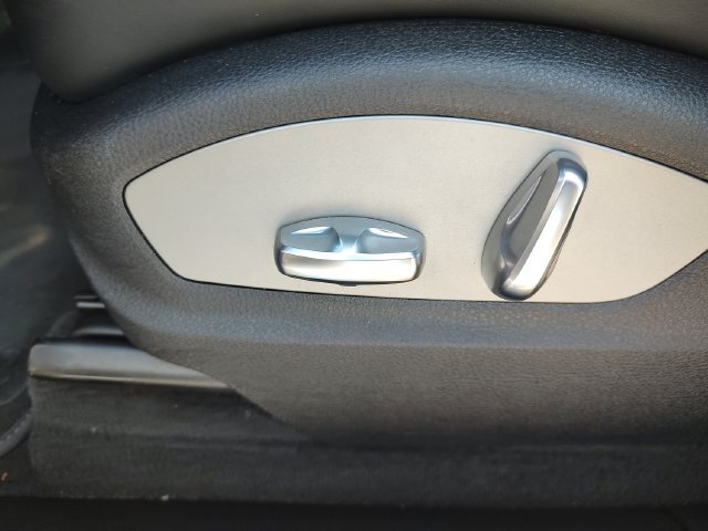 Used 2023 Porsche Macan Turbo AWD/4WD image 27
