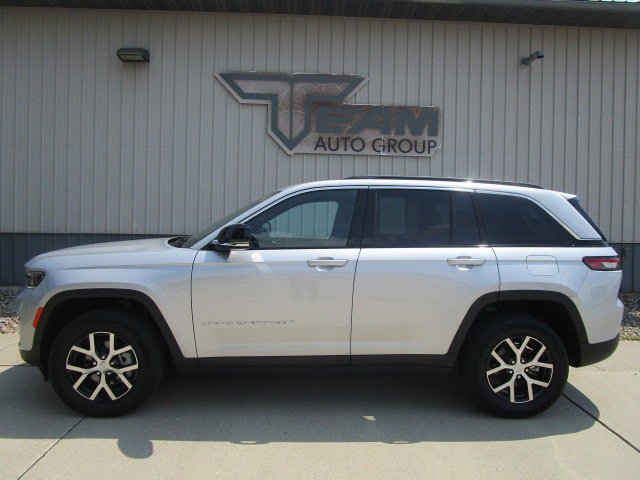 Used 2024 Jeep Grand Cherokee Limited AWD/4WD image 4
