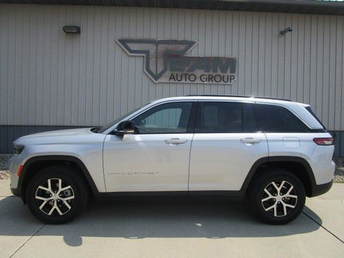 Used 2024 Jeep Grand Cherokee Limited image 4