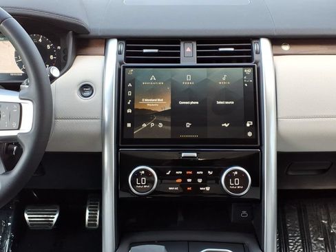 Certified 2025 Land Rover Discovery Dynamic SE AWD/4WD image 17