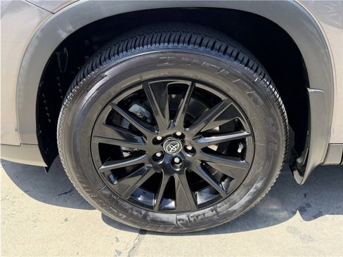 Used 2019 Toyota Highlander SE FWD image 12