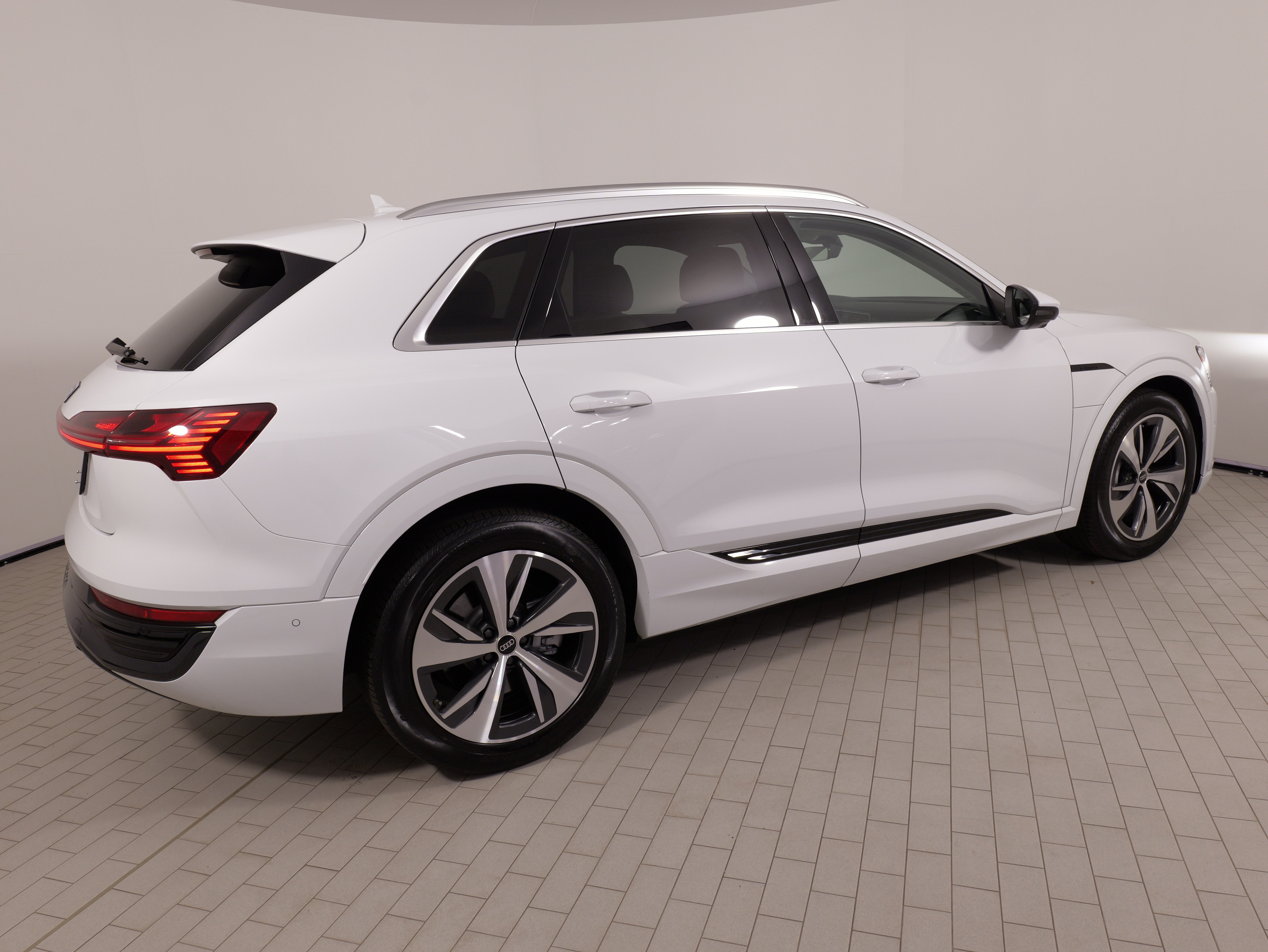 Used 2024 Audi Q8 e-tron Premium Plus w/ Premium Plus Package AWD/4WD image 10