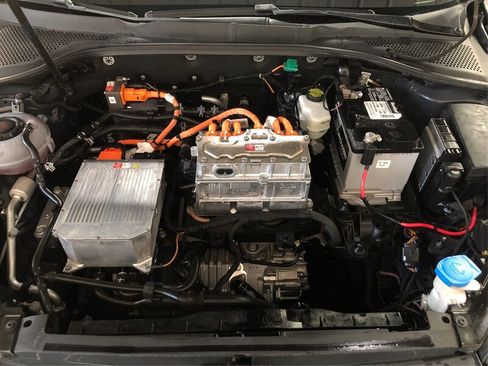 Used 2017 Volkswagen e-Golf SE w/ DC Fast Charging Package image 11