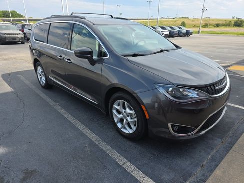 Used 2017 Chrysler Pacifica Touring-L w/ Tire & Wheel Group FWD image 6