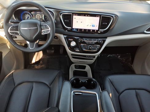 Used 2024 Chrysler Pacifica Touring-L FWD image 15