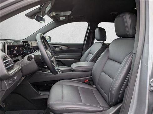 Used 2025 Chevrolet Traverse LT image 9