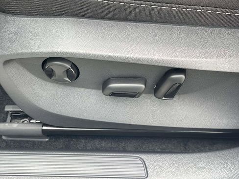 New 2026 Volkswagen Taos SE FWD image 14