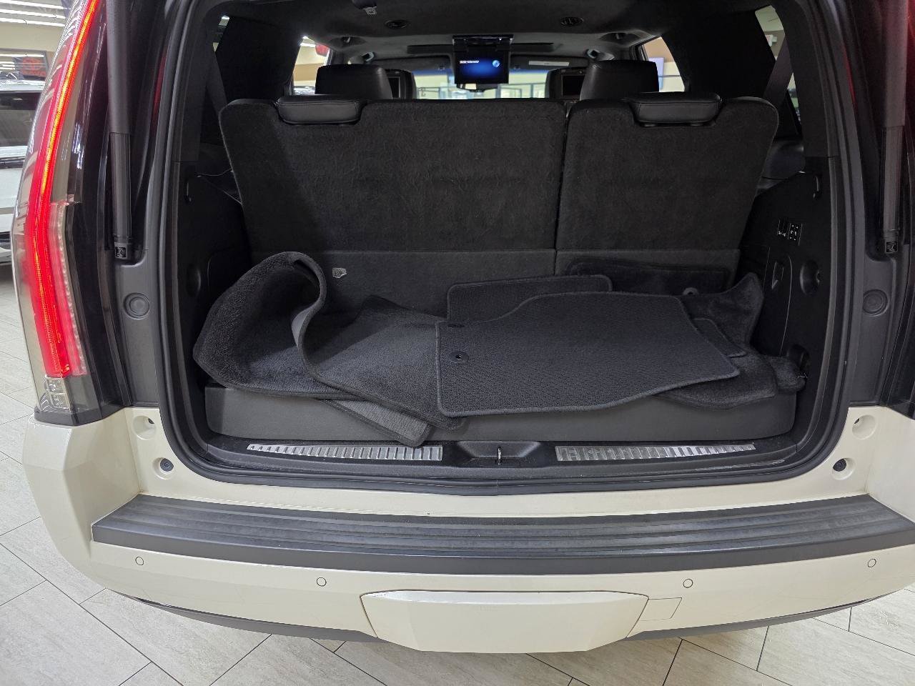 Used 2015 Cadillac Escalade Platinum AWD/4WD image 12