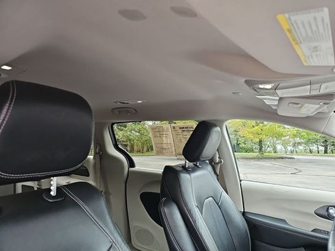 Used 2022 Chrysler Pacifica Touring-L FWD image 12