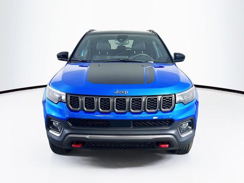 Used 2025 Jeep Compass Trailhawk AWD/4WD image 2