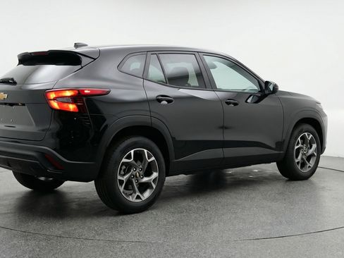 Used 2025 Chevrolet Trax LT FWD image 9