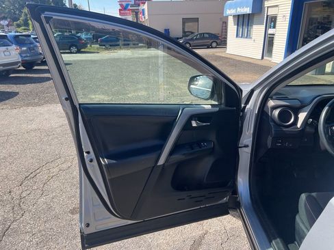 Used 2018 Toyota RAV4 XLE image 28