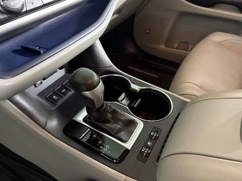 Used 2018 Toyota Highlander AWD V6 image 18