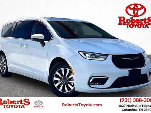 Used 2023 Chrysler Pacifica Touring-L FWD image 1