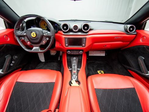 Used 2016 Ferrari California T RWD image 10