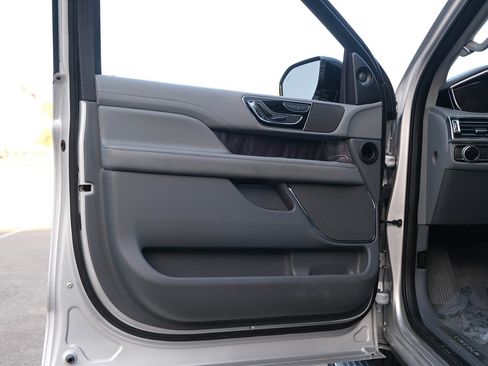 Used 2019 Lincoln Navigator Select w/ Technology Package image 13