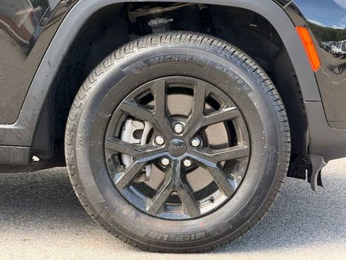 Used 2024 Jeep Grand Cherokee L Altitude AWD/4WD image 6