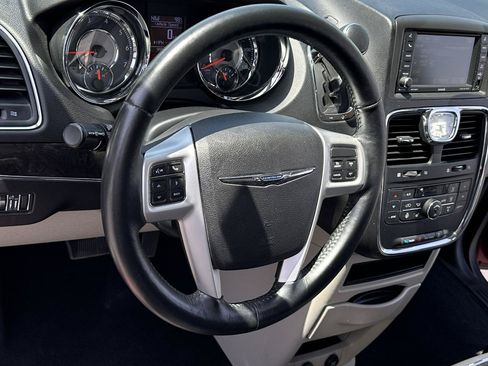 Used 2016 Chrysler Town & Country Touring w/ Driver Convenience Group FWD image 25