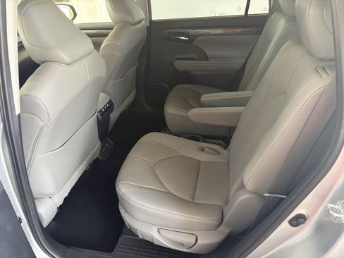 Used 2021 Toyota Highlander Platinum AWD/4WD image 9