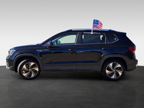 Used 2024 Volkswagen Taos SE w/ Panoramic Sunroof Package image 7