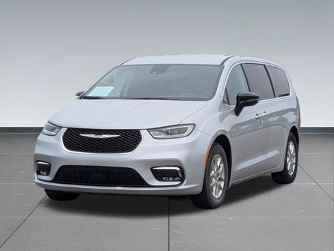 Used 2024 Chrysler Pacifica Touring-L FWD image 10