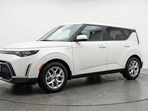 Used 2025 Kia Soul LX w/ LX Technology Package image 3